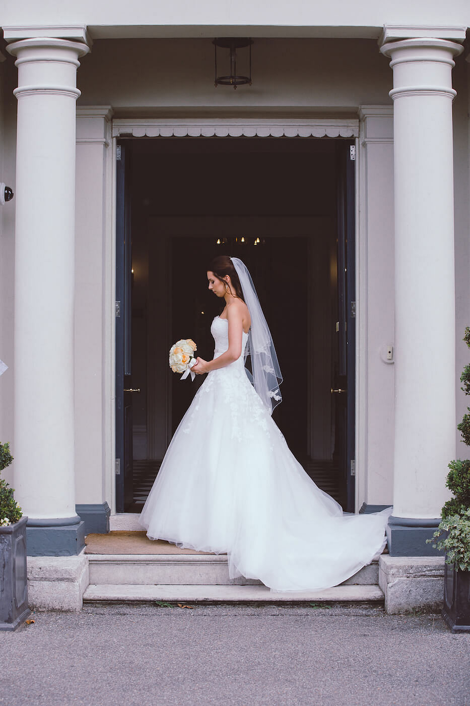 How to wear a wedding outlet veil